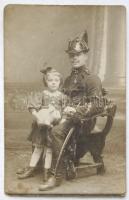 cca 1910 Máramarosszigeti csendőrt és kislányt ábrázoló fotó 9x14cm