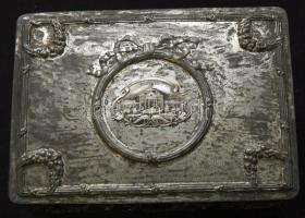 cca 1910 Pöstyéni fém ékszeres ládika, a kulcs hiányzik