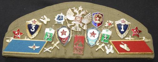 Régi orosz katonai sapka jelvényekkel