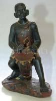 Afrikai dobost ábrázoló égetett gyurma figura 12cm magas