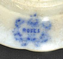 XIX. sz. második fele Villeroy & Boch Rózsák. pocelánfajansz tányérok. Máz alatti kékfestéssel é...