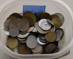 Vegyes külföldi és magyar forgalmi fémpénz tétel 2,25kg-os súlyban T:vegyes