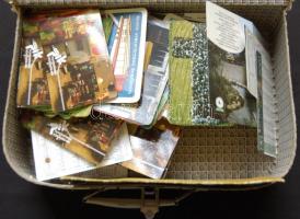 Régi uzsonnás táska tele klf kártyanaptárakkal