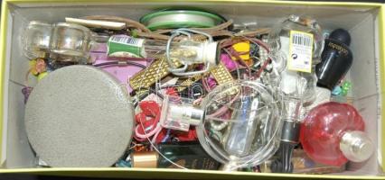 Kis bizsu tétel: nyakláncok, gyöngyök, púderes dobozok, parfümös üvegek, stb.