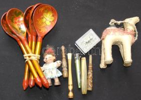 Kis bolhapiac tétel: lakkozott fakanalak, kis NDK sün figura, bőr teve figura, szipkák, öngyújtó