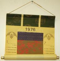 1db vietnámi fatányér és egy 1976-os japán falinaptár