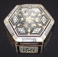 Dekoratív gyöngyház berakásos bélelt fa dobozka 9x5cm