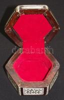 Dekoratív gyöngyház berakásos bélelt fa dobozka 9x5cm