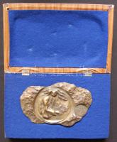 Asszonyi Tamás (1942-): Budapesti Úttörő Elnökség bronz kisplasztika díszdobozban 20x12cm