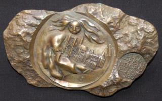 Asszonyi Tamás (1942-): Budapesti Úttörő Elnökség bronz kisplasztika díszdobozban 20x12cm