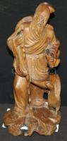 Öreg vándort ábrázoló Kínából származó fa szobor talapzaton, rekonstruálható repedéssel 24cm magas