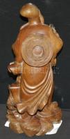 Öreg vándort ábrázoló Kínából származó fa szobor talapzaton, rekonstruálható repedéssel 24cm magas