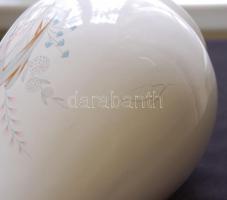 Jelzés nélküli sorszámozott porcelán mosdótál és kancsó, a kancsó repedt / Chinaware basin and jug (...