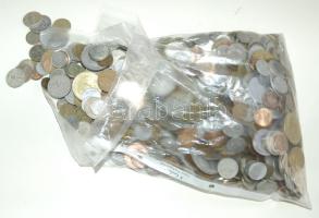 Vegyes külföldi és magyar forgalmi fémpénz tétel érdekes darabokkal 2,25kg-os súlyban, közte ezüstök is, és néhány emlékérem T:vegyes