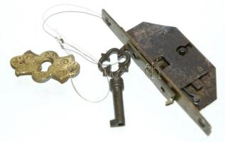 Régi láda zár címerrel és kulccsal