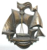 Kótai J. jelzéssel ellátott iparművészeti bronz hajó alakú fali dísz 20x23cm