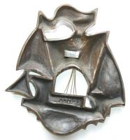Kótai J. jelzéssel ellátott iparművészeti bronz hajó alakú fali dísz 20x23cm