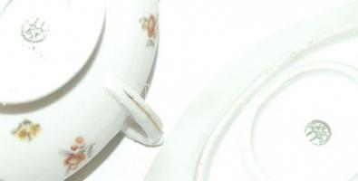 Apró virágokkal díszített jelzett Hans & Czjzek porcelán leveses, 2db kínáló és egy szószos tál ...