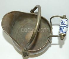 Kis réz vödörke porcelán fogóval 20cm magas