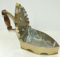 Régi kakassal díszített réz vasaló fa nyéllel 18 cm-es vasalófelülettel