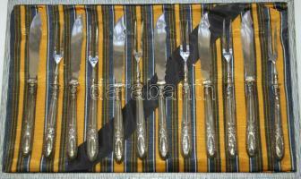 cca 1900 6 személyes ezüstnyelű sajtos/süteményes villa és késkészlet eredeti dobozában / Set of 6 silver nadled cheese/cake forks and knives