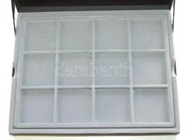 Éremtartó kazetta 1 kivehető tálcával, összesen 24 férőhellyel 50x50mm, jó állapotban!