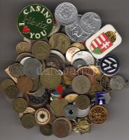 92db jelvény, kitűző, zseton, szerencsepénz, egész világ magyarral, régi és új