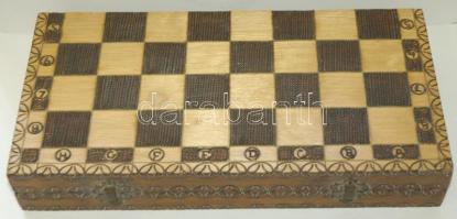 Faragott sakk-készlet / Carved wooden chess