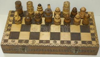 Faragott sakk-készlet / Carved wooden chess