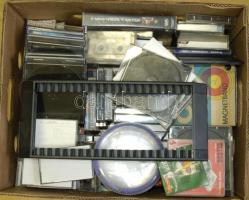 Egy banános doboznyi MC, DVD, CD, magnószalag és tokok