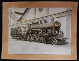 cca 1930 Nagyméretű fotó mozdonyról kartonlapra ragasztva 23x17cm