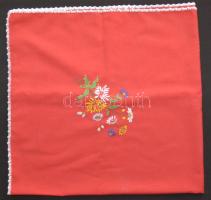 Vegyes bolhapiac tétel: üveg tál vízen úszó gyertyával, hímzett terítő, porcelán szószos tál, stb.