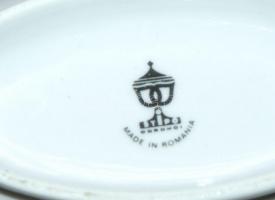 Vegyes bolhapiac tétel: üveg tál vízen úszó gyertyával, hímzett terítő, porcelán szószos tál, stb