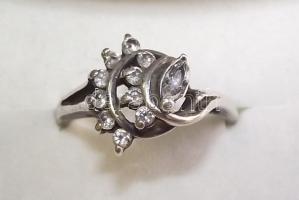 Női ezüst (Ag) gyűrű cirkóniákkal 3,62gr díszdobozban