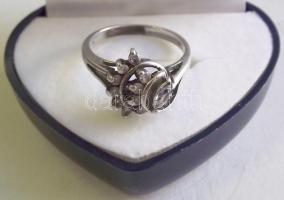 Női ezüst (Ag) gyűrű cirkóniákkal 3,62gr díszdobozban