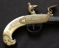 Csappantyús pisztoly igényesen kidolgozott gyűjtői replikája / Repcila of vintage pistol