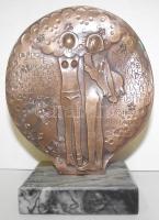 Ligeti Erika (1934-2004): Magyar népmese idézetet ábrázoló bronz kisplasztika márvány talapzaton 16cm