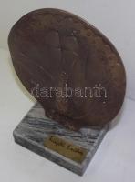 Ligeti Erika (1934-2004): Magyar népmese idézetet ábrázoló bronz kisplasztika márvány talapzaton 16c...