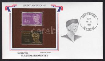 USA/"Nagy Amerikaiak" 1963. "Eleanor Roosevelt- 22K aranyfóliás bélyeg replika és bélyeg borítékban angol nyelvű tájékoztatóval T:1 USA/"Great Americans" "Eleanor Roosevelt-22K gold foil stamp replica and stamp in envelop with information C:Unc