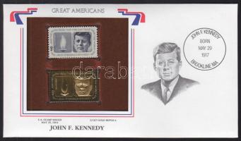 USA/"Nagy Amerikaiak" 1964. "John F. Kennedy- 22K aranyfóliás bélyeg replika és bélyeg borítékban angol nyelvű tájékoztatóval T:1 USA/"Great Americans" "John F. Kennedy-22K gold foil stamp replica and stamp in envelop with information C:Unc