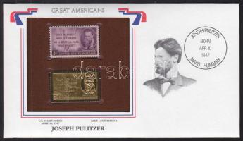 USA/&quot;Nagy Amerikaiak&quot; 1947. &quot;Joseph Pulitzer- 22K aranyfóliás bélyeg replika és bélyeg borítékban angol nyelvű tájékoztatóval T:1 USA/&quot;Great Americans&quot; 1947. &quot;Joseph Pulitzer-22K gold foil stamp replica and stamp in envelop with information C:Unc