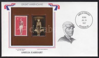 Amerikai Egyesült Államok/&quot;Nagy Amerikaiak&quot; 1963. &quot;Amelia Earhart- 22K aranyfóliás bélyeg replika és bélyeg borítékban angol nyelvű tájékoztatóval T:1 USA/&quot;Great Americans&quot; 1963. &quot;Amelia Earhart-22K gold foil stamp replica and stamp in envelop with information C:Unc