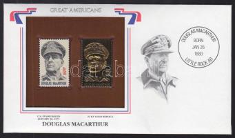 USA/"Nagy Amerikaiak" 1971. "Douglas Macarthur- 22K aranyfóliás bélyeg replika és bélyeg borítékban angol nyelvű tájékoztatóval T:1 USA/"Great Americans" 1971. "Douglas Macarthur-22K gold foil stamp replica and stamp in envelop with information C:Unc