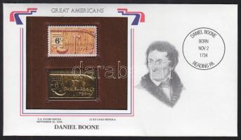 USA/&quot;Nagy Amerikaiak&quot; 1968. &quot;Daniel Boone- 22K aranyfóliás bélyeg replika és bélyeg borítékban angol nyelvű tájékoztatóval T:1 USA/&quot;Great Americans&quot; 1968. &quot;Daniel Boone-22K gold foil stamp replica and stamp in envelop with information C:Unc