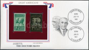 Amerikai Egyesült Államok/&quot;Nagy Amerikaiak&quot; 1964. &quot;The Doctors Mayo 5c&quot;- 22K aranyfóliás bélyeg replika és bélyeg borítékban angol nyelvű tájékoztatóval T:1 &lt;br/&gt;USA/&quot;Great Americans&quot; 1964. &quot;The Doctors Mayo 5c&quot;-22K gold foil stamp replica and stamp in envelop with information C:Unc