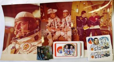 1980 Magyari Béla űrhajós és kollégája Vlagyimir Dzsanyibekov 3 db nagyméretű fotó, 3 db felragasztható kis kép és 15 db Űrrepülés kártyanaptár