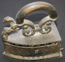 Régi öntöttvas szenes-vasaló griff-madarat ábrázoló nyitógombbal / Vintage cole-iron with griff-depicting opener 21x26 cm