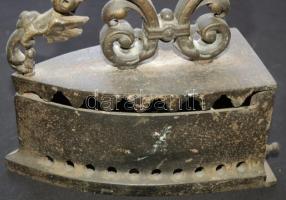 Régi öntöttvas szenes-vasaló griff-madarat ábrázoló nyitógombbal / Vintage cole-iron with griff-depi...