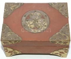 Kis fa ékszeres doboz réz díszítéssel 9x12x7cm