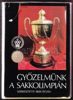 Bilek István: Győzelmünk a sakkolimpián. A Magyar Ifjúság sakkrejtvénye megfejtőjének szóló ajándékozási bejegyzéssel. Budapest, 1979. Sport.